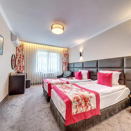 Ξενοδοχείο Kiparis 4*